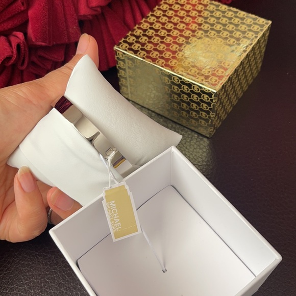 Michael Kors Haute Sliver Tone Bangle Bracelet NIX - Picture 3 of 5